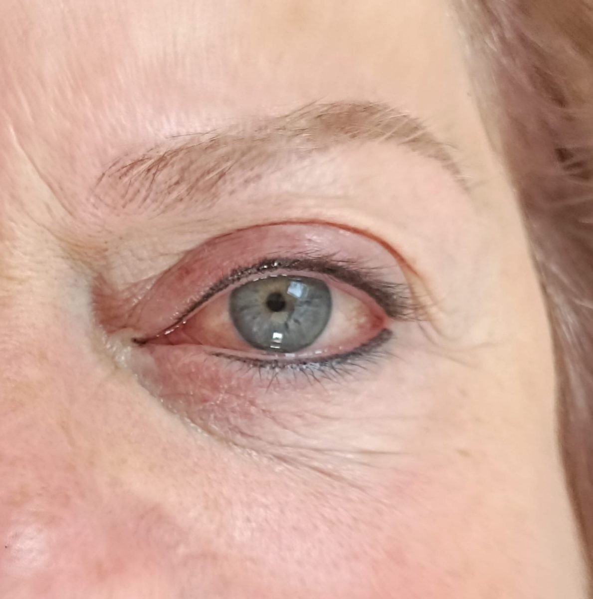 Eye-liner en dermopigmentation
